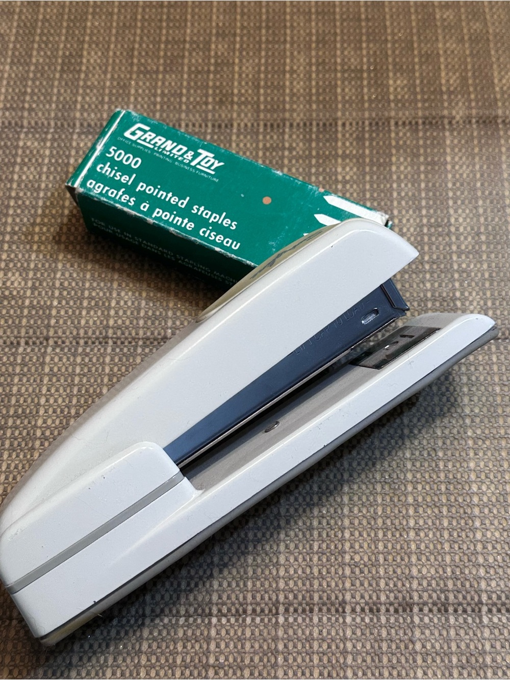 Retro swingline stapler and staples